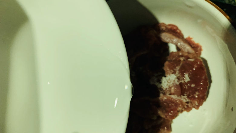 葱爆羊肉片,加少许清水,先搅拌均匀;