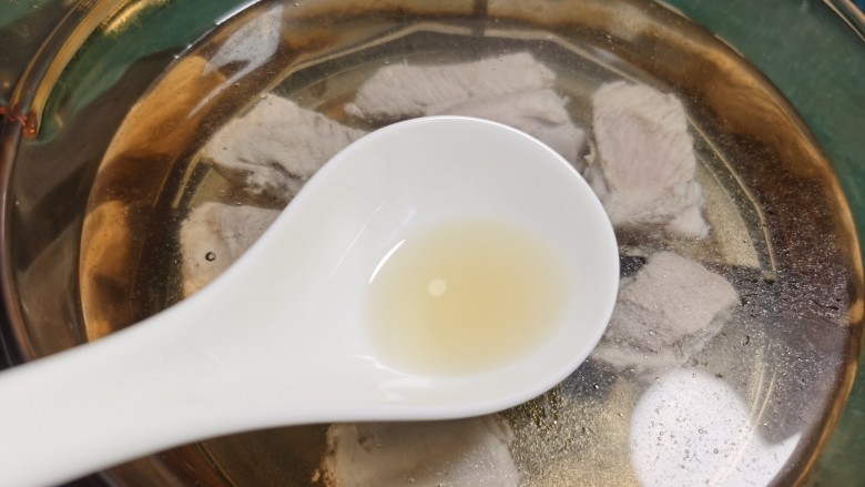 花生莲藕排骨汤,砂锅加入足够的水,放入排骨,加入少许料酒去腥。