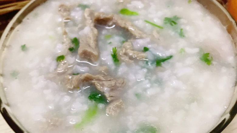 生滚牛肉粥,装入碗中