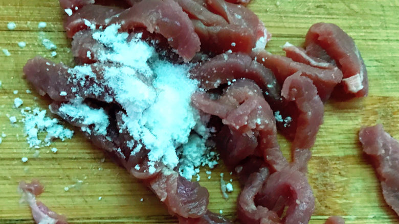 生滚牛肉粥,切片后放入盐、<a style='color:red;display:inline-block;' href='/shicai/ 894'>黄酒</a>、淀粉
