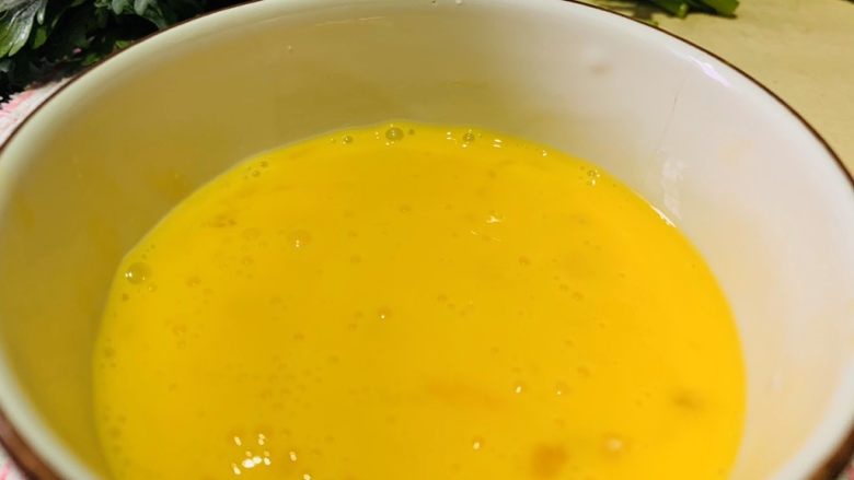 茼蒿炒鸡蛋,打散;