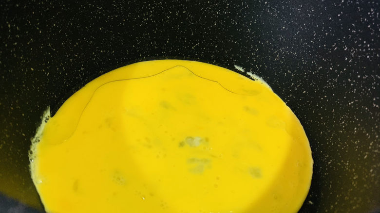 茼蒿炒鸡蛋,锅里加1勺油,放入鸡蛋;