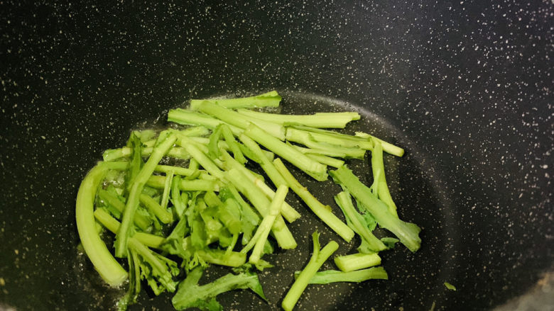 茼蒿炒鸡蛋,锅里再加1勺油,倒入茼蒿根;