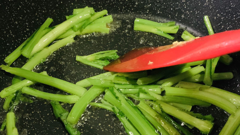 茼蒿炒鸡蛋,炒断生;