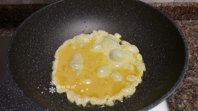 菠萝虾仁炒饭,倒入鸡蛋液定型后翻炒一下铲出。