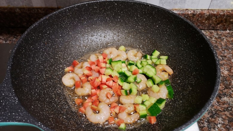 菠萝虾仁炒饭,放入黄瓜和胡萝卜翻炒片刻。