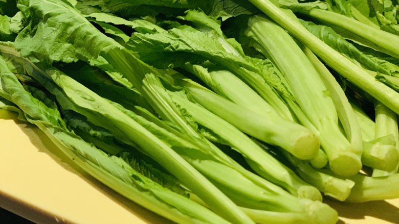 清炒芥菜,新鲜芥菜待用;