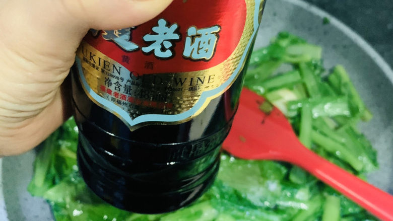 清炒芥菜,加少许<a style='color:red;display:inline-block;' href='/shicai/ 718'>料酒</a>;