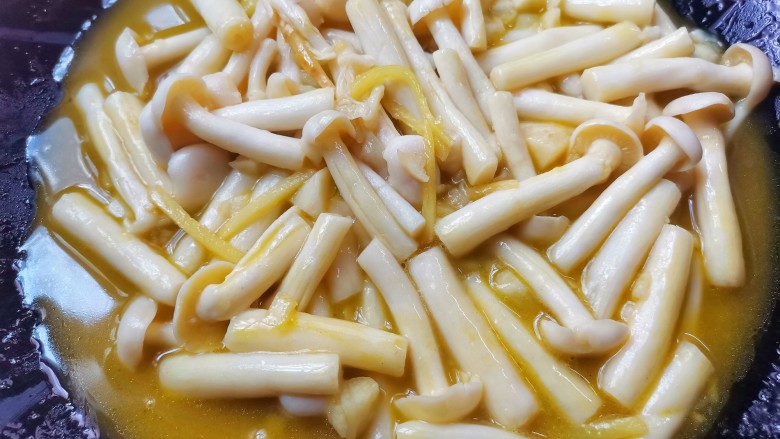 西兰花炒白玉菇,放菌菇中火炒出汁,