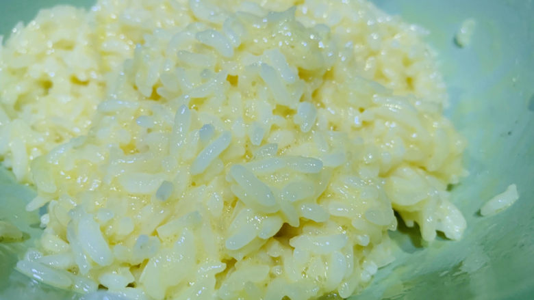 芥菜饭,将米饭和蛋搅拌均匀;