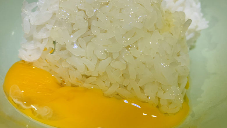 芥菜饭,一个蛋打入米饭中;