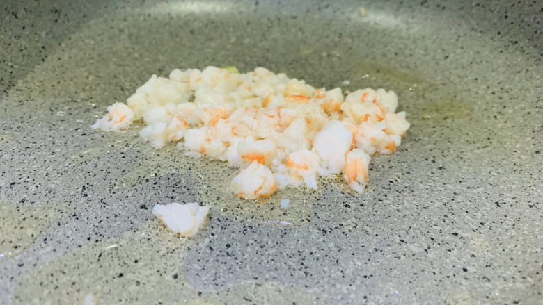 芥菜饭,锅里加2勺油,把虾仁碎加入炒香;