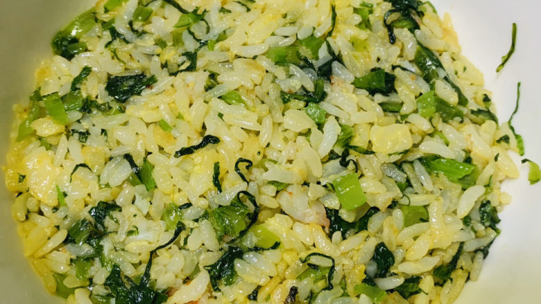 芥菜饭,起锅,装入大碗,压紧;