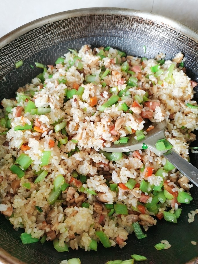 芥菜饭,微火把米炒松软后,淋点料酒,加点<a style='color:red;display:inline-block;' href='/shicai/ 756'>鸡精</a>。