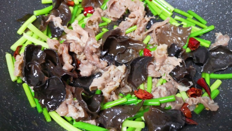 蒜苔炒牛肉卷,加入<a style='color:red;display:inline-block;' href='/shicai/ 788'>生抽</a>,翻炒至牛肉卷入味。