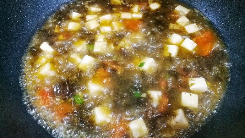 紫菜番茄豆腐汤,加少许盐,淋入<a style='color:red;display:inline-block;' href='/shicai/ 847'>香油</a>即可。
