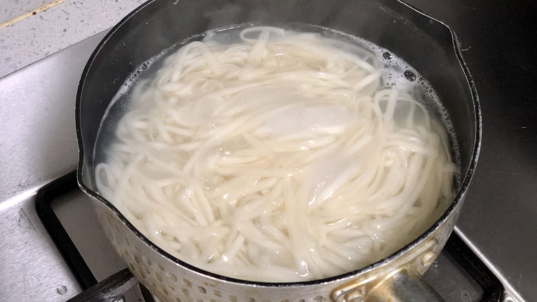 香喷喷的葱油拌面,简单快手不需要熬油,锅里烧开水,下<a style='color:red;display:inline-block;' href='/shicai/ 537'>挂面</a>煮熟。