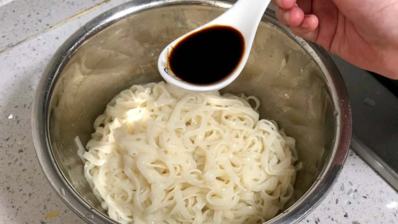 香喷喷的葱油拌面,简单快手不需要熬油,面条沥干水,加入2勺<a style='color:red;display:inline-block;' href='/shicai/ 788'>生抽</a>;