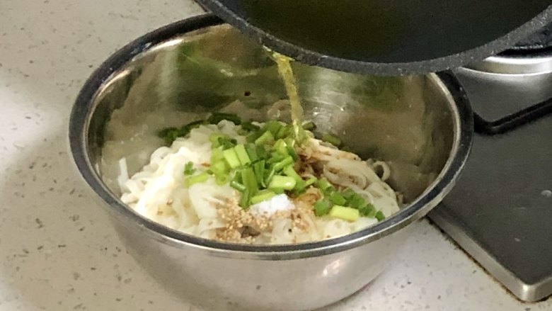 香喷喷的葱油拌面,简单快手不需要熬油,加1勺葱花,然后浇上烧热的油。