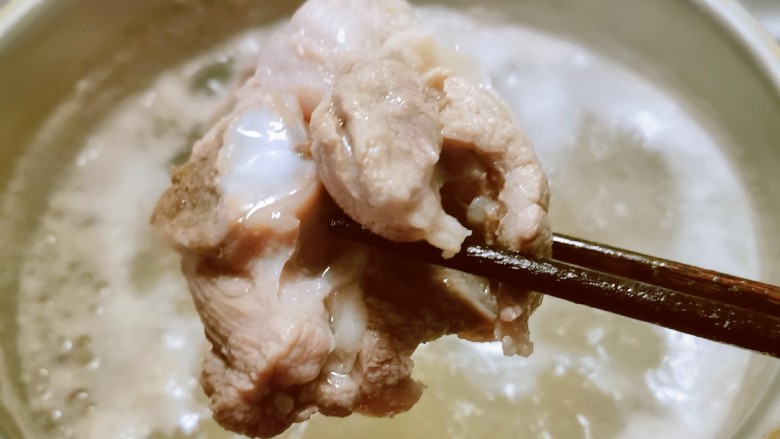 花生莲藕排骨汤,变色后捞出 清洗干净