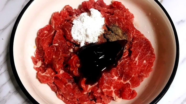 芦笋炒肉片,将肉放入碗中,加入<a style='color:red;display:inline-block;' href='/shicai/ 718'>料酒</a>,酱油,耗油,淀粉。