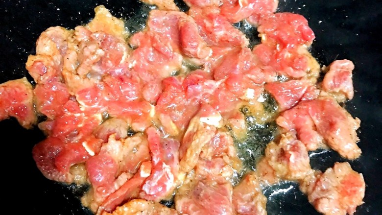 芦笋炒肉片,起锅烧油,把味好的肉放入锅中翻炒。