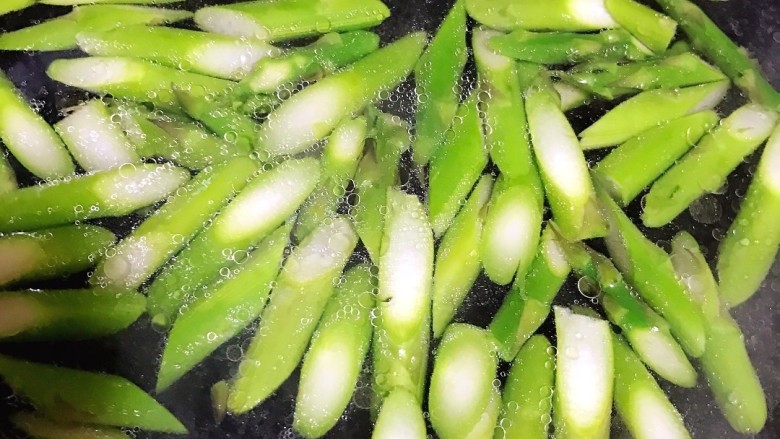 芦笋炒肉片,用开水把芦笋焯水,少加点盐,焯水的芦笋又嫩又脆