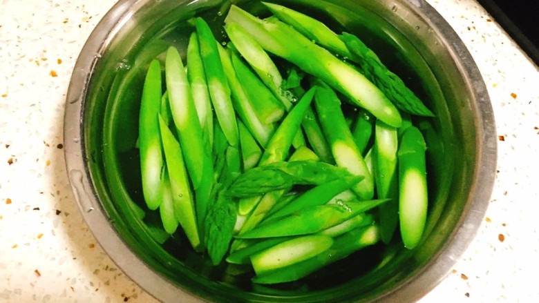 芦笋炒肉片,然后再用凉水过一下,放入盆中备用。
