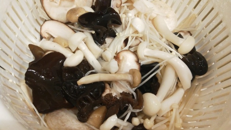 酸汤牛肉,吃火锅剩下的蘑菇,<a style='color:red;display:inline-block;' href='/shicai/ 234'>金针菇</a>,木耳都可以用上了。