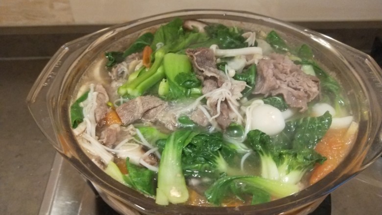 酸汤牛肉,加入适量盐,味精搅拌均匀即可。