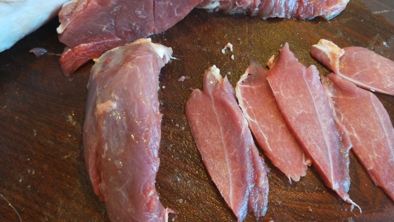 砂锅炖羊肉,羊肉切片,剩下切成块