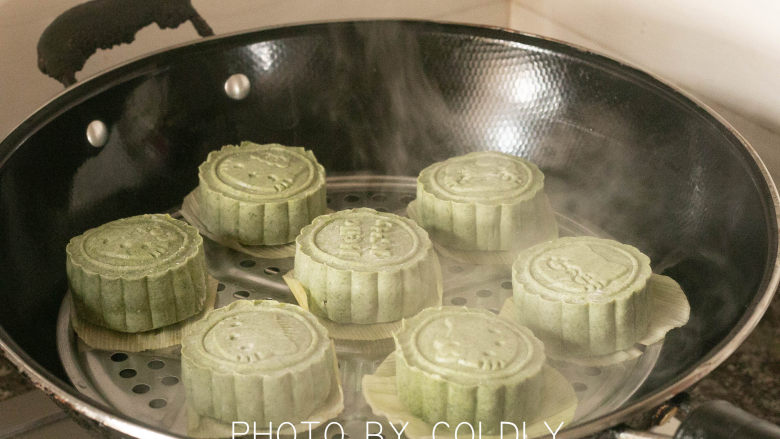 印上Kitty模样的鼠壳粿,垫上玉米叶,入锅蒸8-10分钟,出锅稍微冷却就可以吃了,也可以煎一下再吃!!