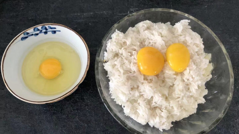 菠萝虾仁炒饭,一碗米饭加蛋黄2个搅拌均匀,剩下2个蛋清加一个鸡蛋打散