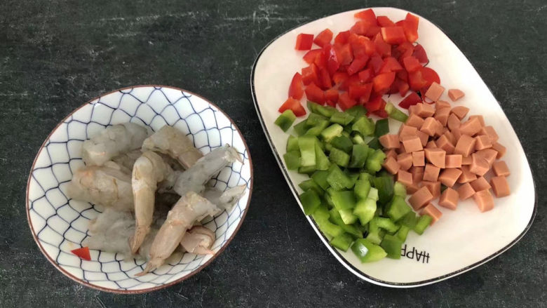 菠萝虾仁炒饭,虾去皮去虾线,然后一开二切开,青红椒和香肠切丁
