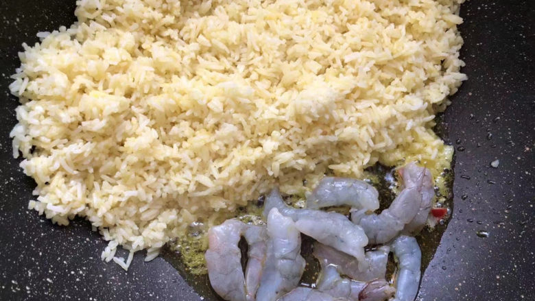 菠萝虾仁炒饭,米饭推到锅边,然后再倒入少许油放入虾仁炒