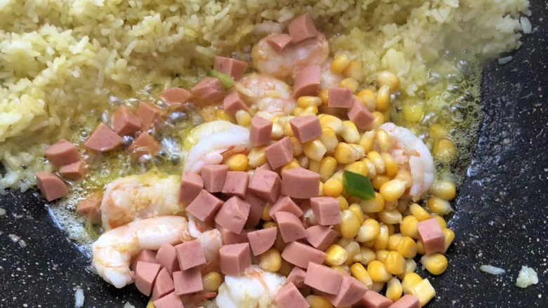 菠萝虾仁炒饭,放入香肠丁