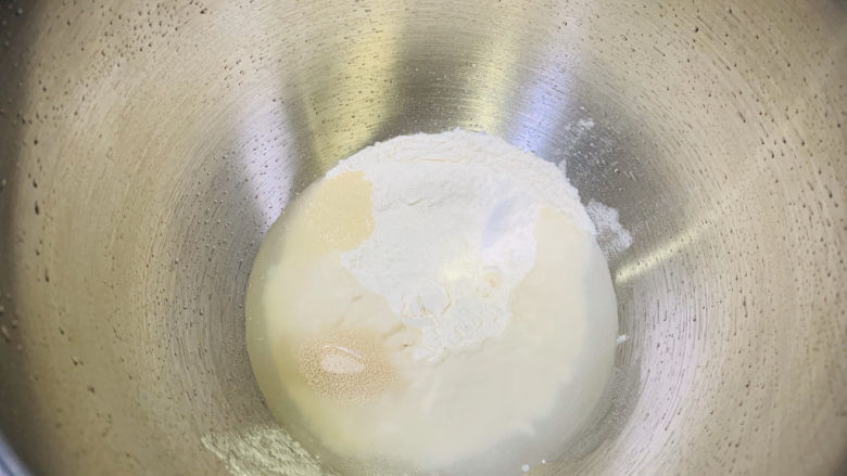 芒果披萨,把披萨胚的食材倒入厨师机,没有厨师机用面包机或者手揉都可以;