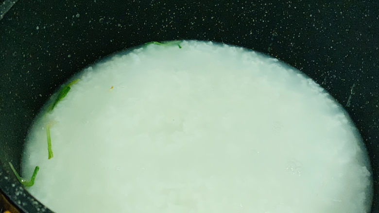 生滚牛肉粥,把白粥倒入;