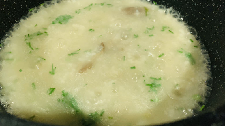 生滚牛肉粥,这是即将出锅的生滚牛肉粥,具体做法如下所示:
