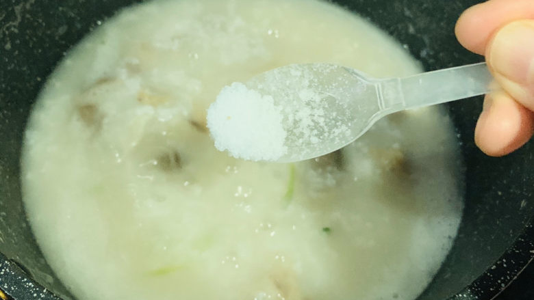 生滚牛肉粥,搅拌,牛肉熟时,加少许盐;