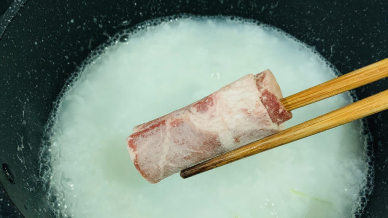 生滚牛肉粥,煮开,加入牛肉卷;