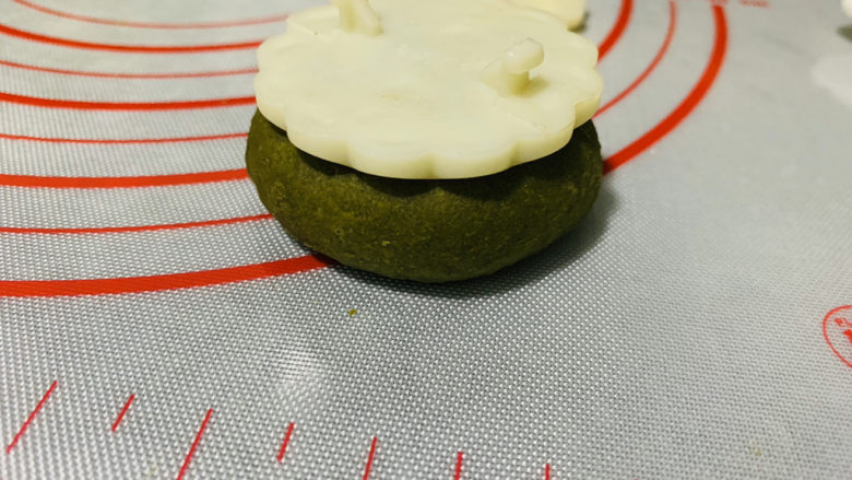 自制艾粿(清明粿、青团),用月饼模型,按压;