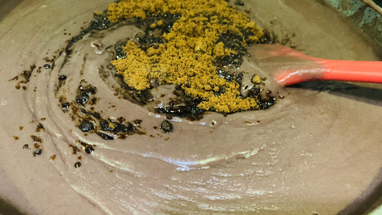 自制艾粿(清明粿、青团),倒不粘锅炒,加红糖,中间加些油,一直炒到成红豆沙(具体做红豆馅,详细过程,我还会写个菜谱);