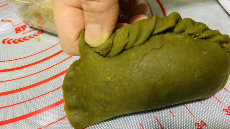 自制艾粿(清明粿、青团),用手捏出波浪形;