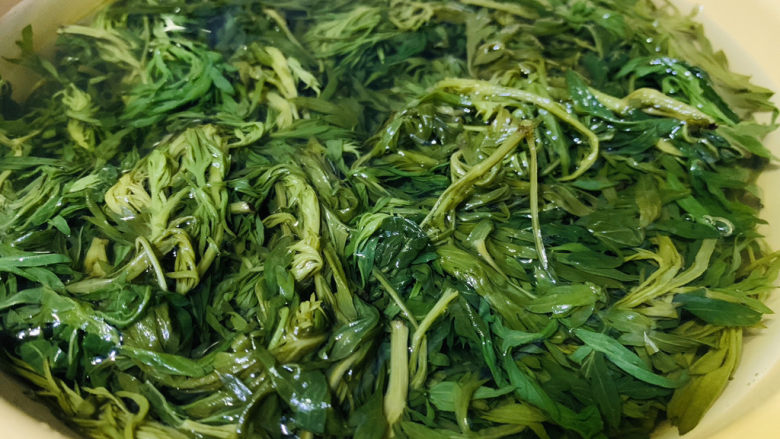 自制艾粿(清明粿、青团),艾草摘回来,洗净,锅里加些盐和小苏打,捞艾草,捞出锅,再泡清水1个小时左右;