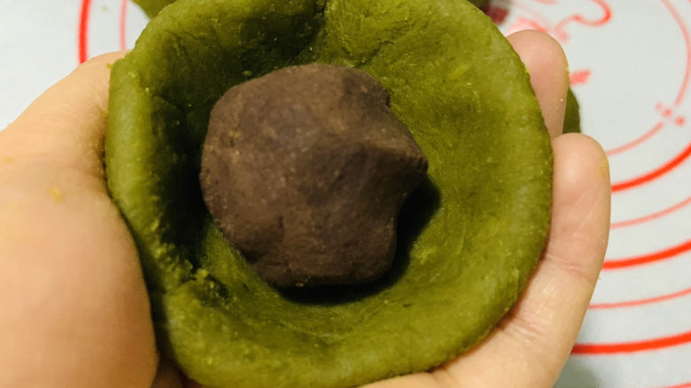 自制艾粿(清明粿、青团),包入豆沙馅;
