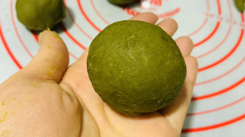 自制艾粿(清明粿、青团),搓圆;