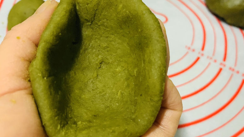 自制艾粿(清明粿、青团),用手搓成圆形状,