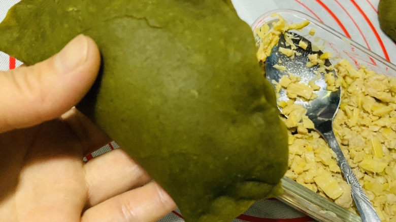 自制艾粿(清明粿、青团),四周再全部捏紧;