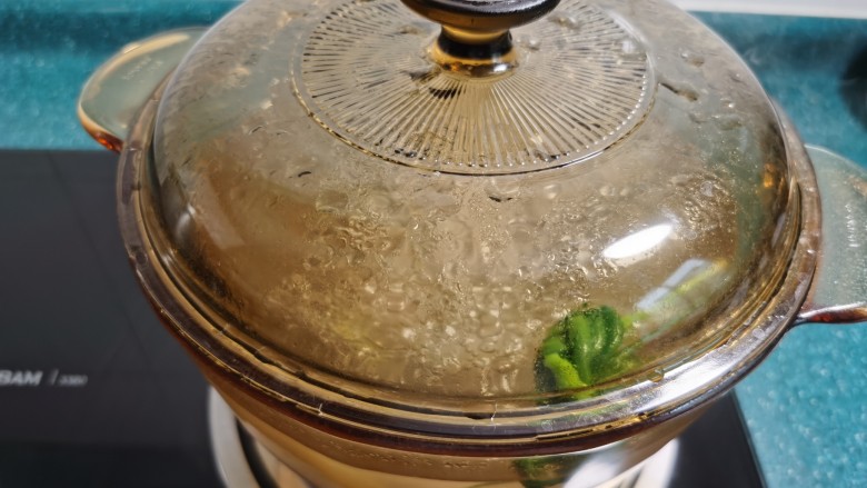 花生莲藕排骨汤,大火烧开后,改小火炖煮1—2小时,至汤浓藕酥。